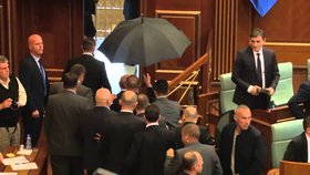 Bodyguardi premiéra museli krýt deštníky.