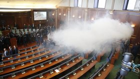 Kosovská opozice opět zablokovala parlament slzným plynem.