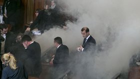 Kosovská opozice opět zablokovala parlament slzným plynem