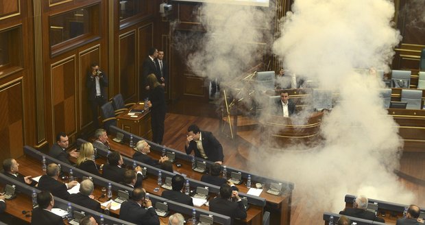 Slzný plyn v parlamentu. Poslanci v Kosovu tvrdě pacifikovali oponenty