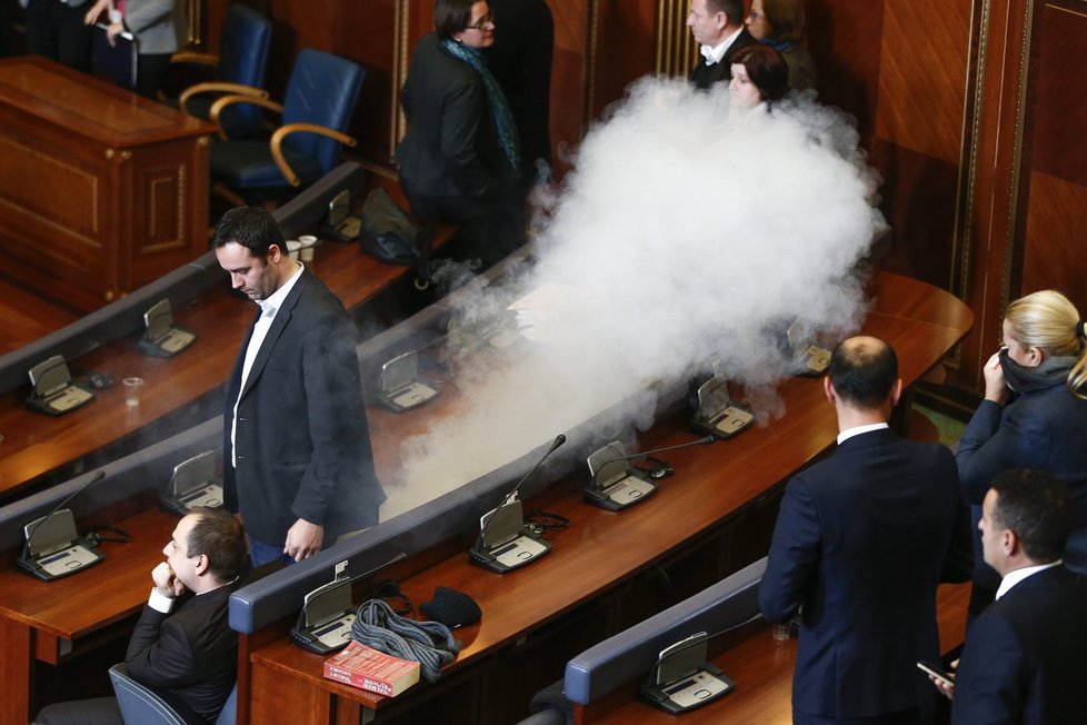 Kosovská opozice opět zablokovala parlament slzným plynem.