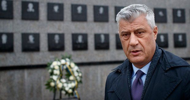 Prezidenta viní za válečné zločiny v Kosovu. Thaçi se má zpovídat i ze stovky vražd