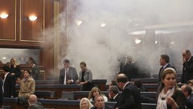 Kosovo povede Hashim Thaçi. Opozice chtěla volbu překazit v parlamentu slzným plynem, lidé zápalnými lahvemi v ulicích.
