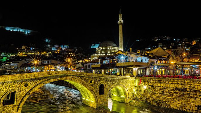 Noční pohled na město Prizren, které patří k nejkrásnějším na Balkáně