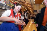 Vzorky při již šestnáctém koštu slovácké slivovice a ovocných destilátů v Bukovanech u Kyjova nalévala i v kroji oděná Aneta Horáčková.