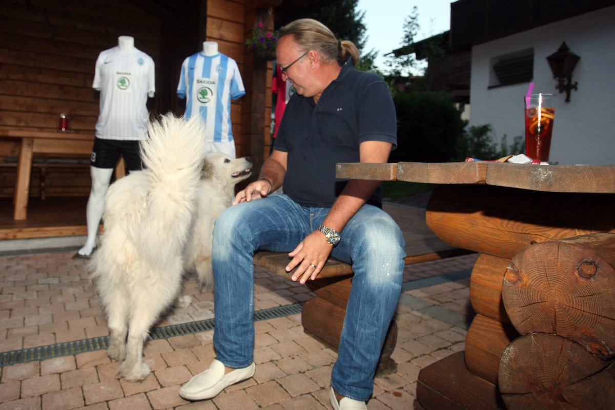 Košťál a jeho sněhobílá fenka Soﬁe na terase pod ledovcem.