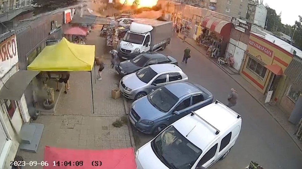 Rusové bombardovali tržiště ve městě Kosťantynivka (6. 9. 2023).