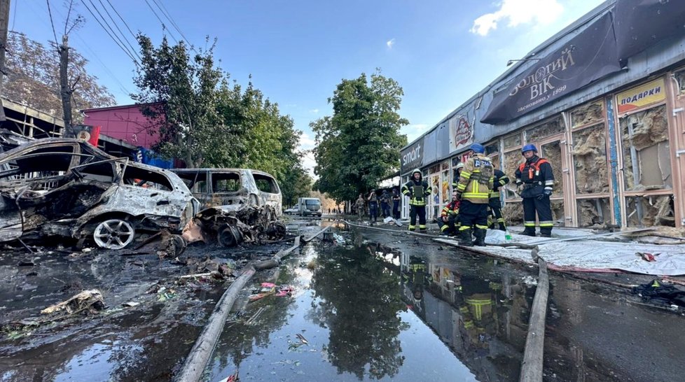 Rusové bombardovali tržiště ve městě Kosťantynivka (6. 9. 2023).