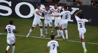 Řecký beton povolil, Kostarika vydřela čtvrtfinále MS v penaltách