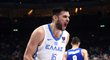 Kostas Papanikolaou se hecuje v zápase proti Česku