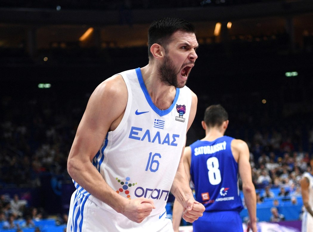 Kostas Papanikolaou se hecuje v zápase proti Česku