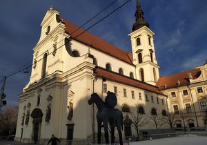 V kostele sv. Tomáše v Brně okradli zloději babičku. Kostelník jednoho z nich zamkl, druhého dopadli policisté.