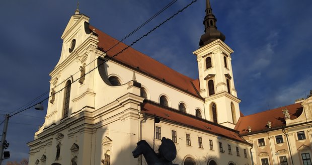 V kostele sv. Tomáše v Brně okradli zloději babičku. Kostelník jednoho z nich zamkl, druhého dopadli policisté.