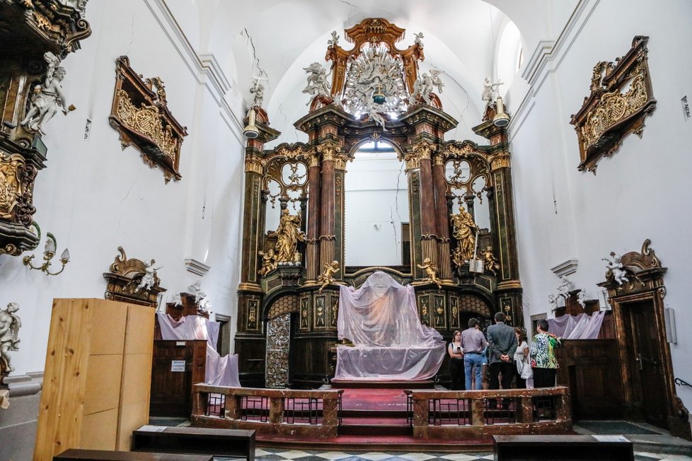Interiér kostela svaté Maří Magdaleny v Masarykově ulici v Brně. Velké trhliny jsou na zdi dobře patrné.