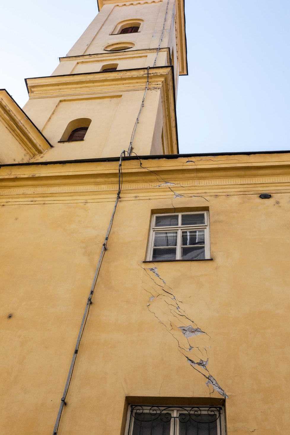 V kostele svaté Máří Magdaleny v Brně začal kvůli trhlinám ve zdech průzkum statického stavu budovy.