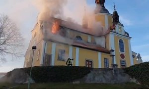 Slavný svatostánek, kostel Nanebevzetí Panny Marie v Chlumu u Třeboně vážně poničil požár.