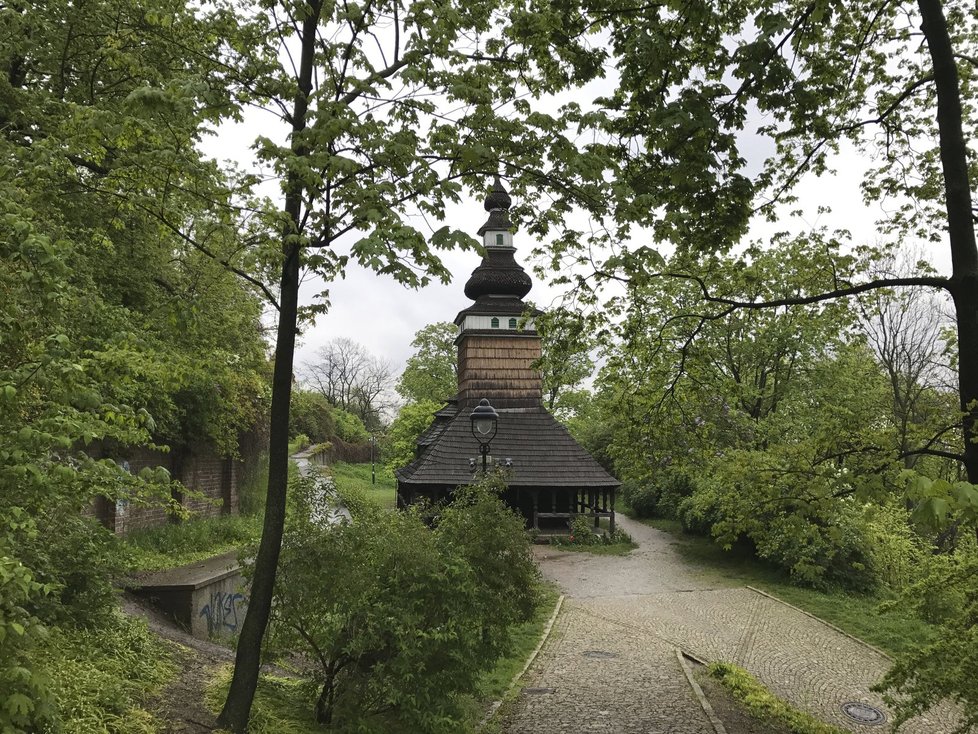 Kostel sv. Michala stojí v Kinského zahradě na úbočí Petřína od roku 1929. Vezli ho sem po kusech stovky kilometrů.