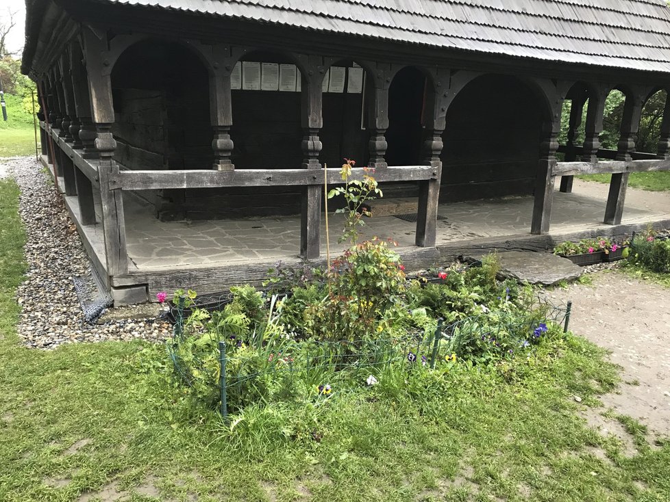 Kostel sv. Michala stojí v Kinského zahradě na úbočí Petřína od roku 1929. Vezli ho sem po kusech stovky kilometrů.