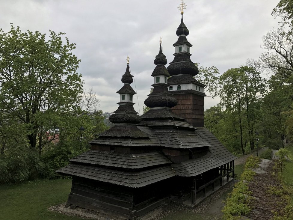 Kostel sv. Michala stojí v Kinského zahradě na úbočí Petřína od roku 1929. Vezli ho sem po kusech stovky kilometrů.