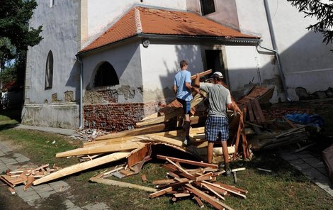 Ve Slupi na Znojemsku smetla bouřka věž kostela.