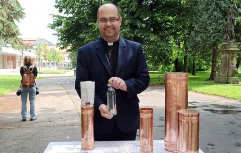 Do věže kostela dali pálenku pro příští generace: V roce 2122 přijďte se štamprlí!