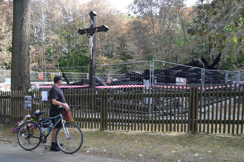 U vyhořelého kostela se stále zastavují lidé.