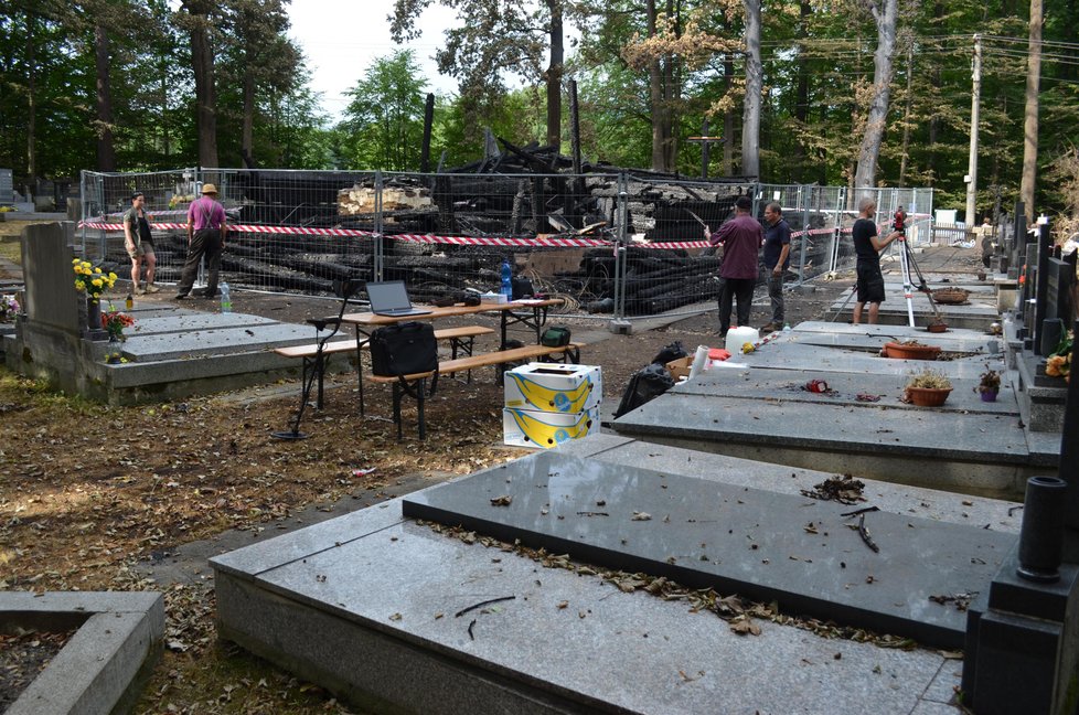 Památkářů přijela celá skupina. Nikdo nedokáže odhadnout, kolik dnů průzkum zabere.