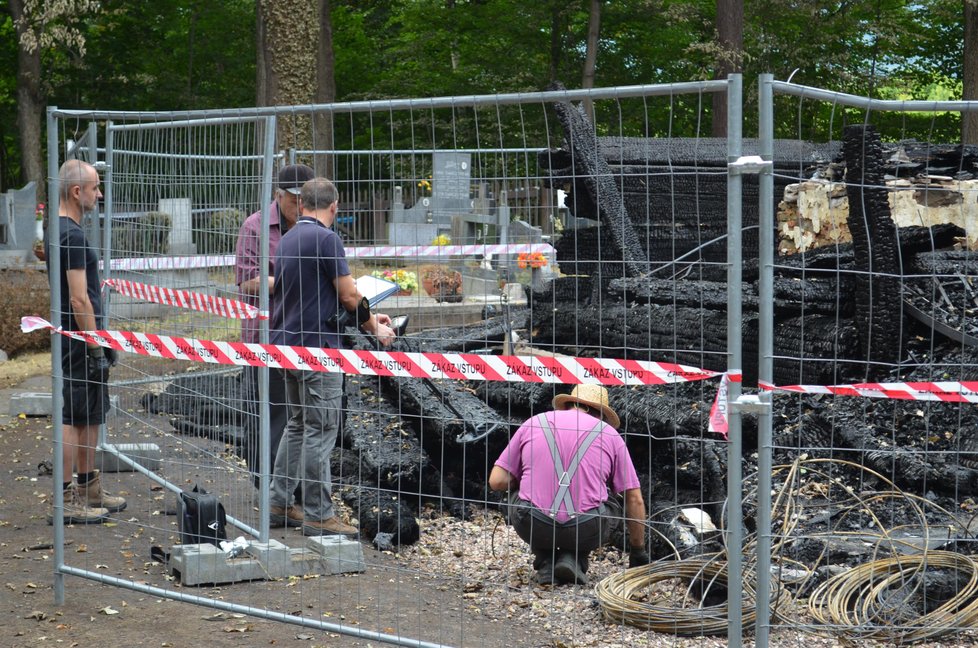 Památkářů přijela celá skupina. Nikdo nedokáže odhadnout, kolik dnů průzkum zabere.