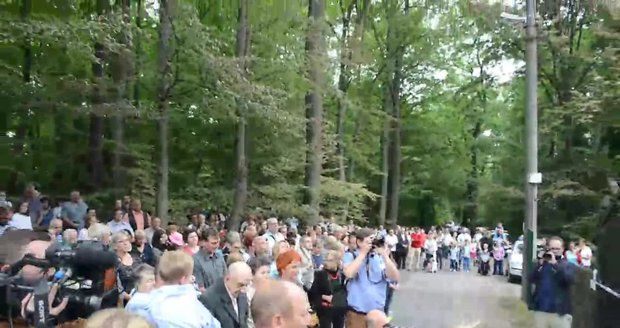 Žhářům navzdory: Na mši ke shořelému kostelu v Gutech přišly tři stovky lidí