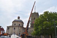 Kostel v Klimkovicích má novou "čepici": Střechu věžičky usadil jeřáb