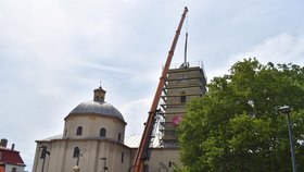 Novou střechu věžičky kostela v Klimkovicích posadili na věž pomocí jeřábu.