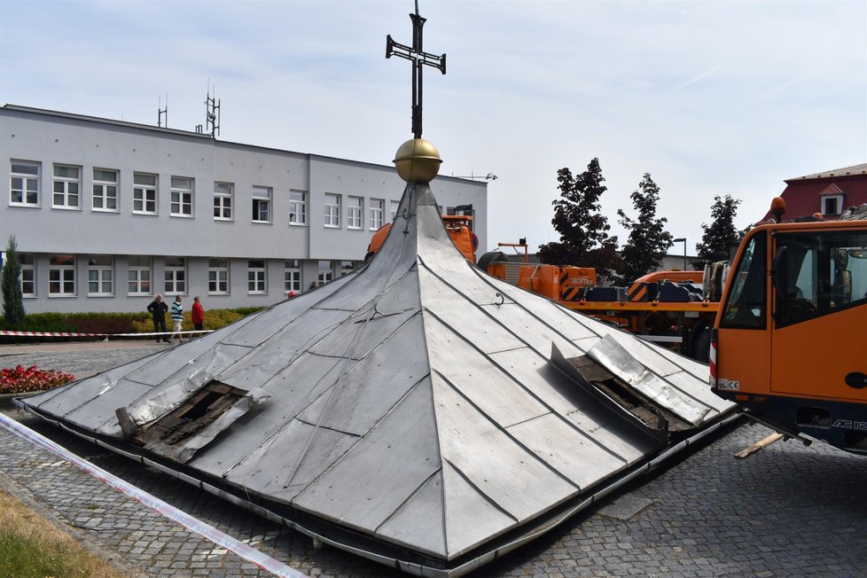 Novou střechu věžičky kostela v Klimkovicích posadili na věž pomocí jeřábu.