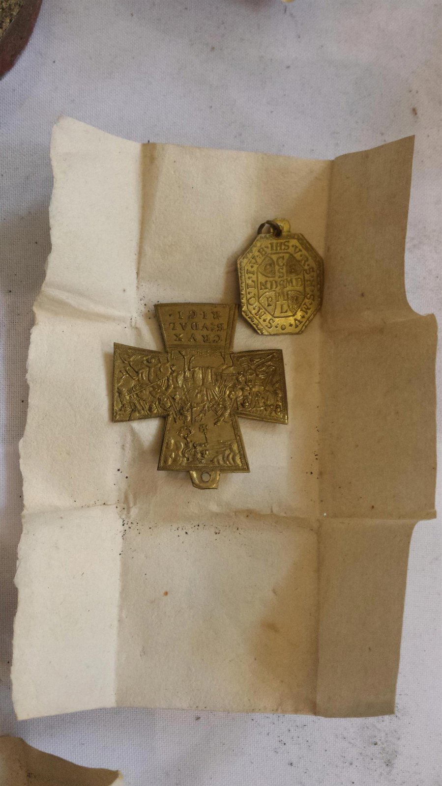 Pozlacený křížek a medailon jeptišky