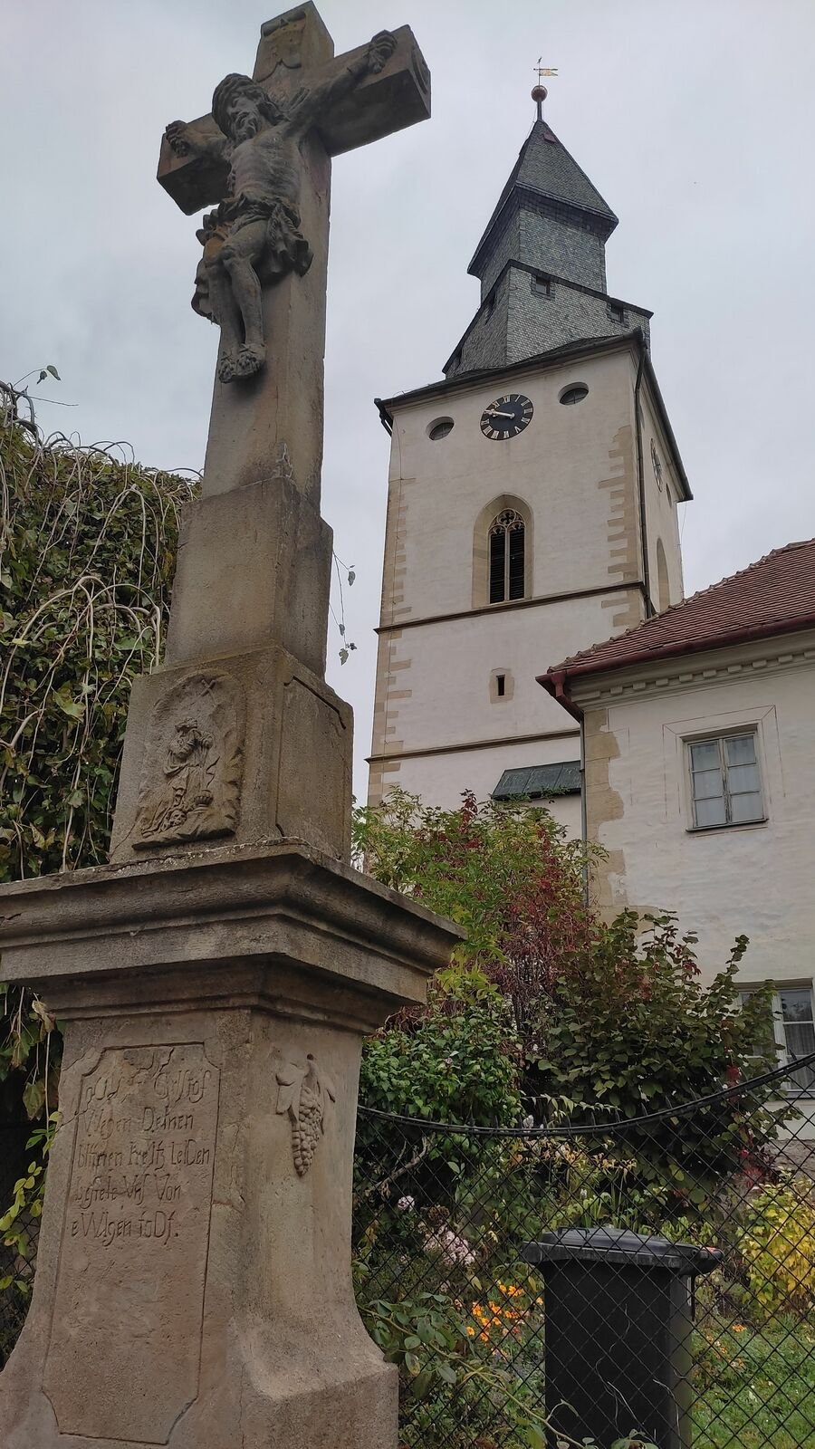 Kříž s pozadím zvonice v Kurdějově na Břeclavsku.