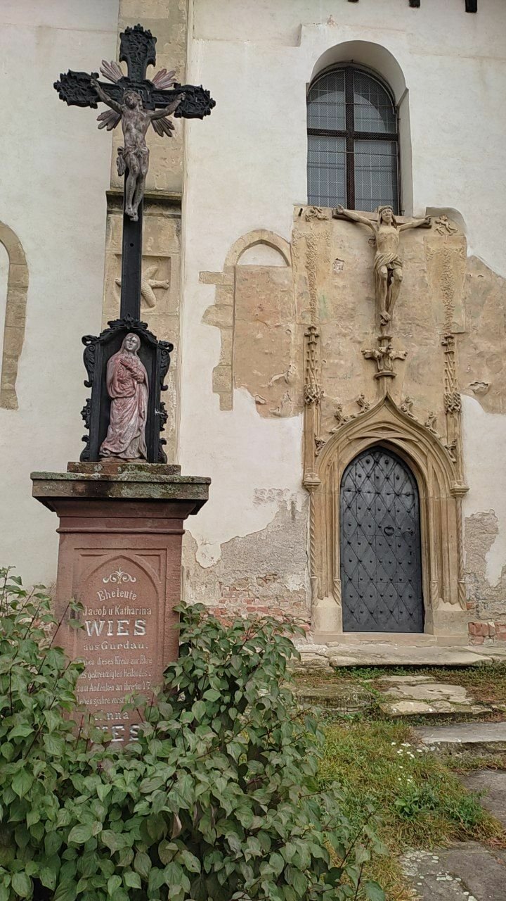 Kříž před hlavním vstupem do kostela sv. Jana Křtitele v Kurdějově na Břeclavsku.