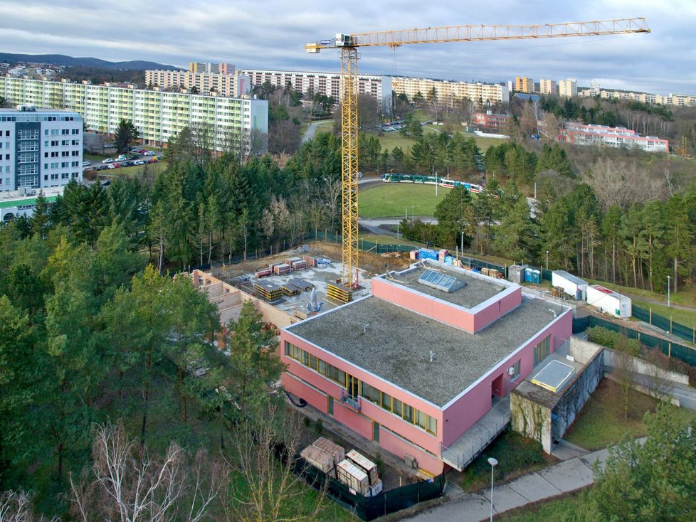 Dělníci začali na sídlišti v Brně-Lesné stavět hypermoderní kostel. Nová brněnská dominanta vzniká na pozemku u Čertovy rokle, v těsné blízkosti tramvajové smyčky.