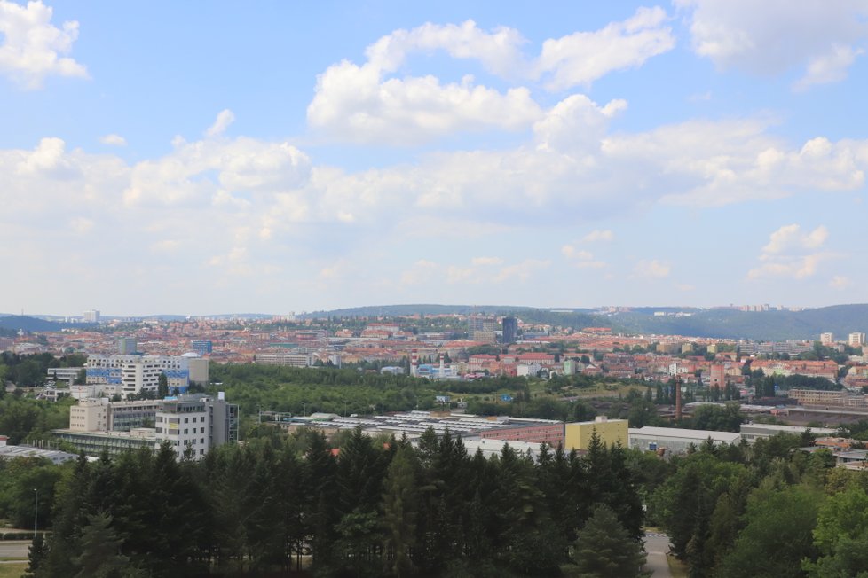 Výhled na Brno ze stavěné věže kostela.