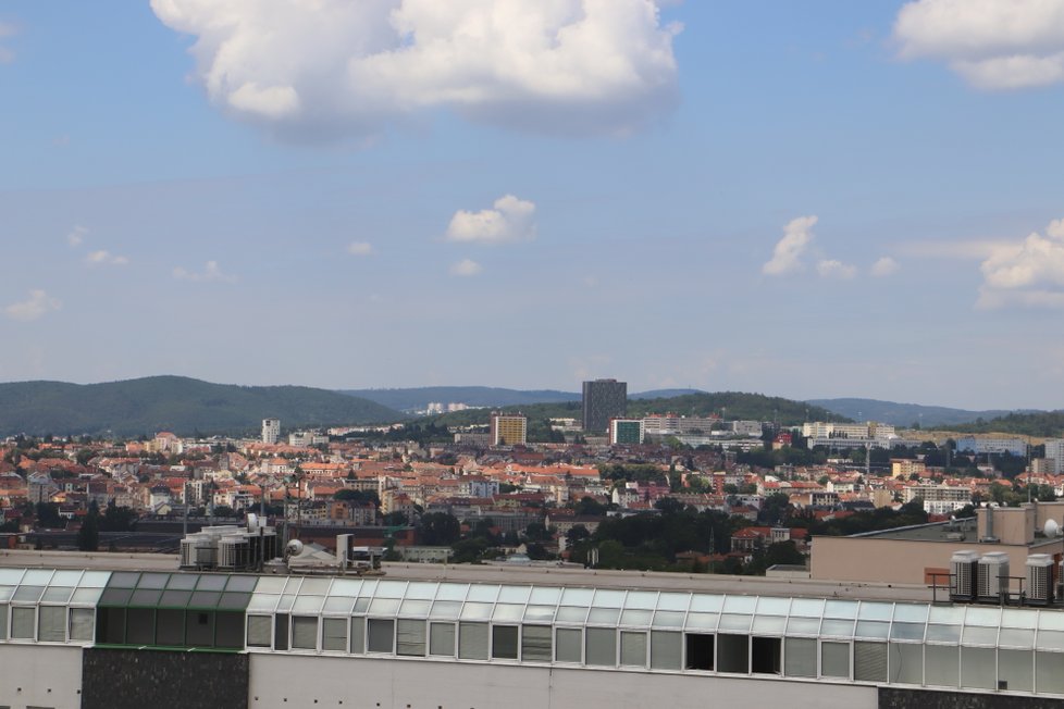 Výhled na Brno ze stavěné věže kostela.