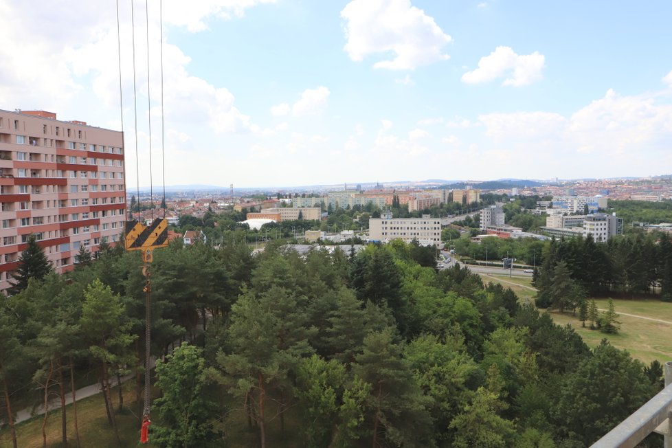 Výhled na Brno ze stavěné věže kostela.