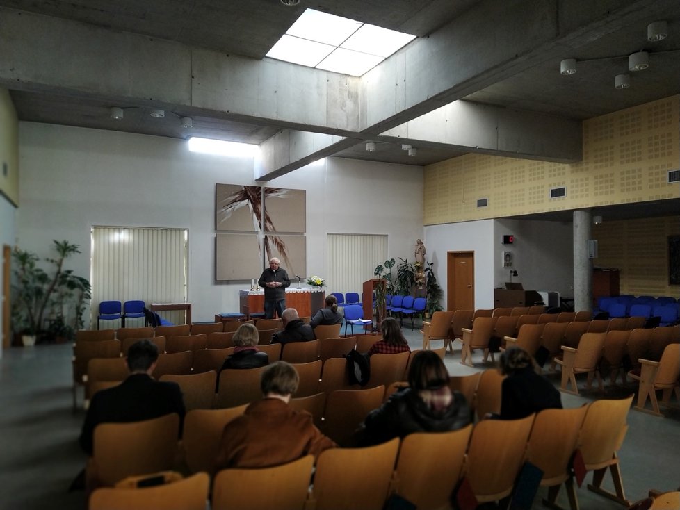 Současné duchovní centrum na Lesné, kde se lidé scházejí ke mším.