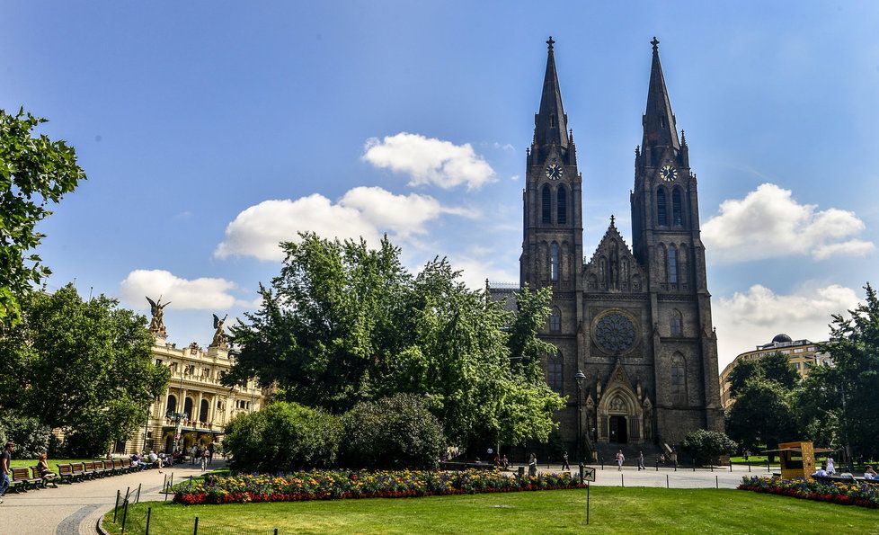 Kostel sv. Ludmily na náměstí Míru v Praze