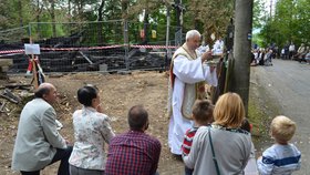 Farář Kazimierz Płachta sloužil mši pro asi dvě stovky věřících déle než hodinu.