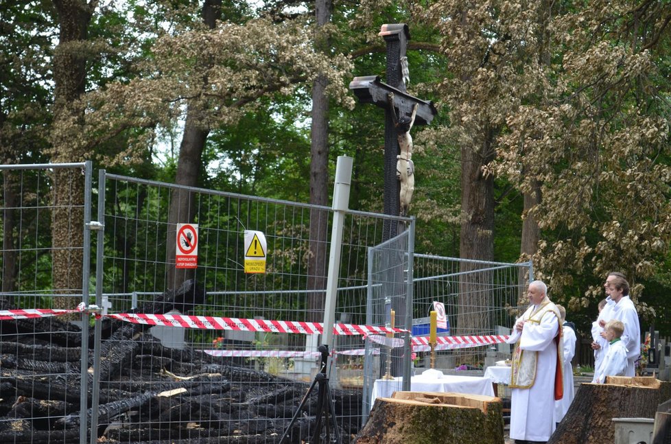 Farář Kazimierz Płachta sloužil mši pro asi dvě stovky věřících déle než hodinu.