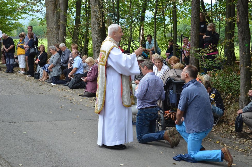 Farář Kazimierz Płachta sloužil mši pro asi dvě stovky věřících déle, než hodinu.