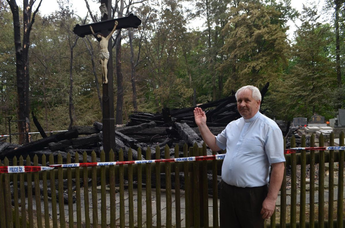 Farář Kazimierz Plachta ukazuje kříž, který jako jediný zůstal nezničený.