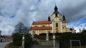 Kostel Nanebevzetí Panny Marie v Chlumu u Třeboně, poničil požár.