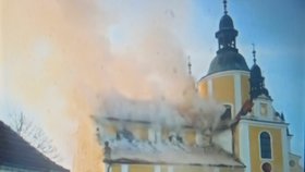 Kostel Nanebevzetí Panny Marie v Chlumu u Třeboně, poničil požár.
