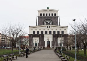 Kostel Nejsvětějšího srdce Páně na náměstí Jiřího z Poděbrad.