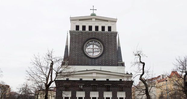 Kostel Nejsvětějšího srdce Páně na náměstí Jiřího z Poděbrad.