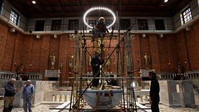 Plečnikův kostel na „Jiřáku“ zdobí velkolepá dominanta: Nový oltář z bílého mramoru váží 4 tuny